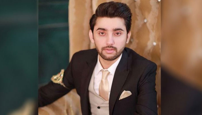 Singer Amanat Ali's special prayer for Pakistan's security in Ben-ul-Harameen