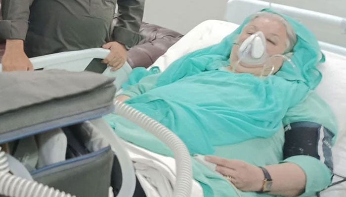 Doctors refuse to hand over Yasmeen Rashid to the police Photo: Social Media