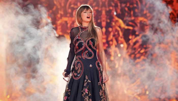 Guard's rude to fan, Taylor Swift gives away free tickets Guard's rude to fan, Taylor Swift gives away free tickets