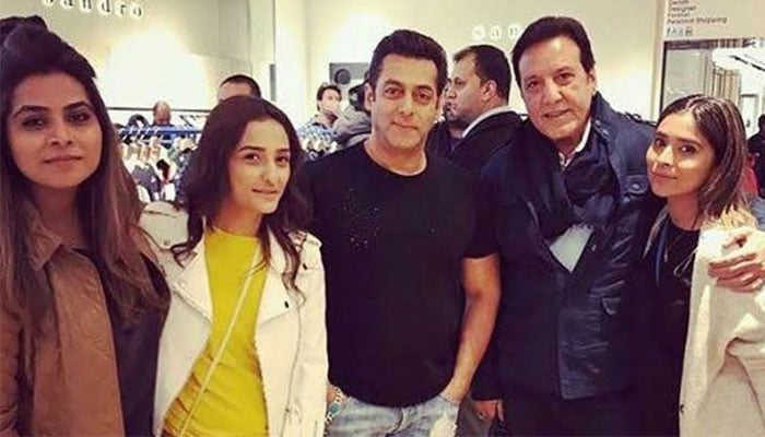 Javed Sheikh narrated the memorable meeting with Salman Khan A pose of Javed Sheikh and Momal Sheikh with Salman Khan during the meeting