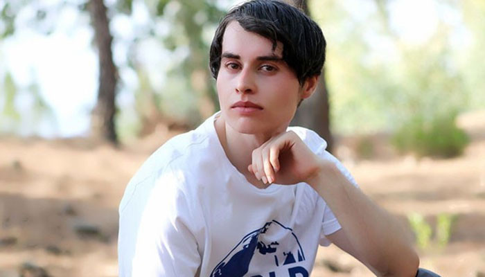 With which actress does Nasir Khan Jaan want to debut?