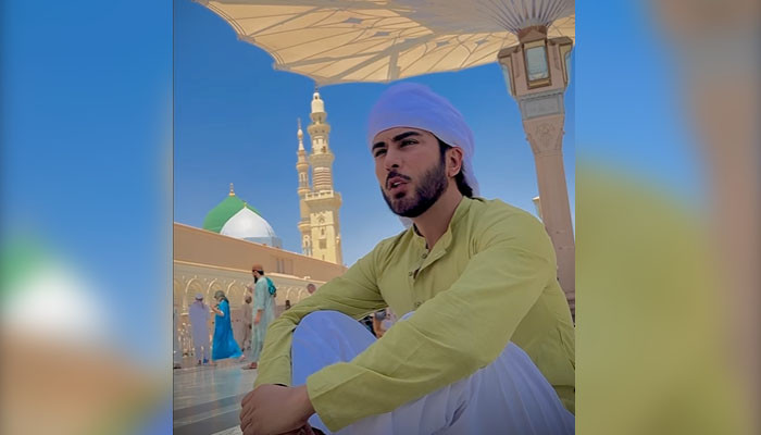 Video of Imran Abbas's presence in Madinah, recitation of Naat goes viral