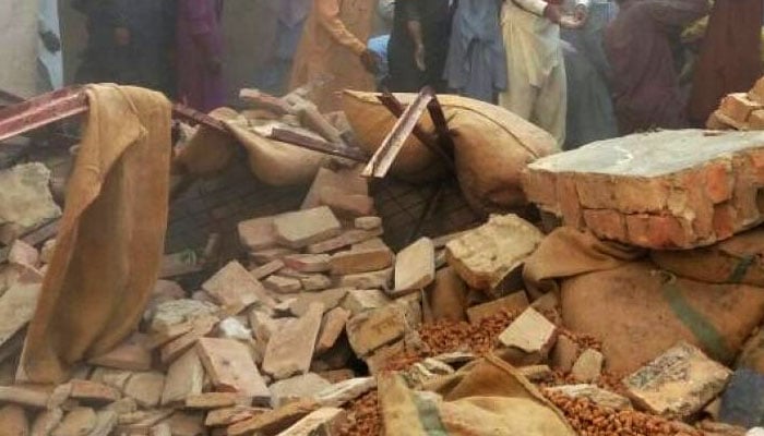 During the wedding ceremony, the roof of the house collapsed, the girl died, 11 people were injured Iconic photo