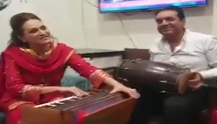 In the voice of Bushra Ansari, "Jas Din Se Piya Dil Le Gaye" went viral on social media