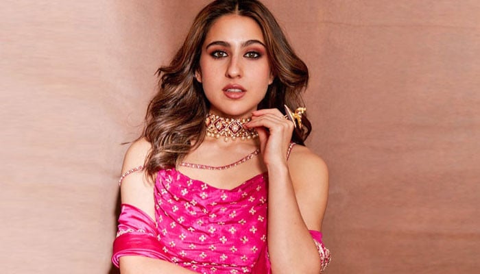 Sara Ali Khan faces criticism for traveling in a rickshaw