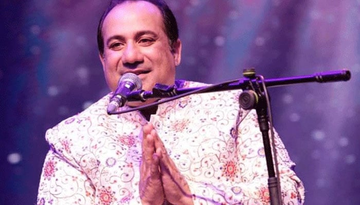 Rahat Fateh Ali Khan paid tribute to the martyrs of Pak forces by singing 'O watan ke sajile jawans'.