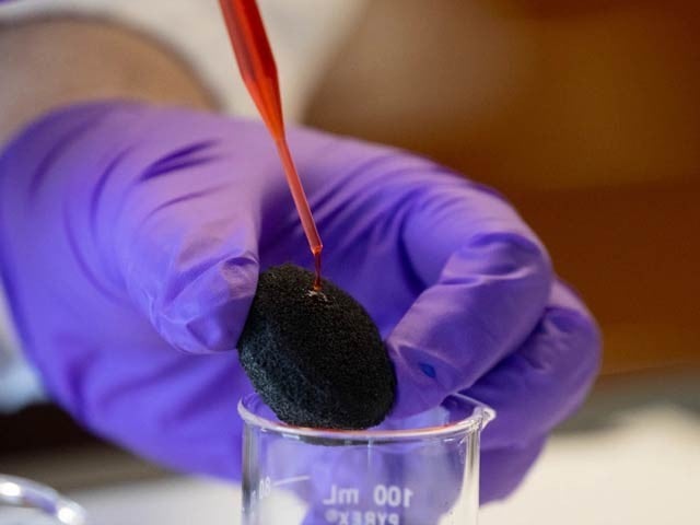 Formulated with oil-absorbing and bacteria-killing 'magic foam' American experts have created superfoam that absorbs oil and can also kill bacteria. Photo: University of Georgia