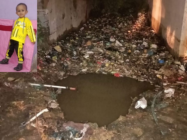 A family riding a motorcycle fell into a drain during rain in Karachi, the child died The drowned child has been named Azan