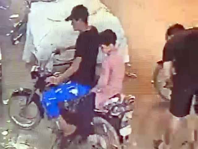 Karachi;  The robbery of a young robber in a bakery with the help of a child, the video went viral