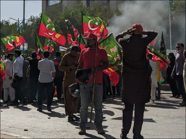 Arson on Shahrah Faisal; case against PTI leadership and hundreds of workers