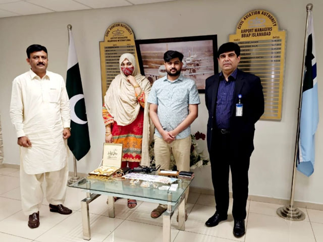 Obligation of civil aviation employees, lost valuables returned to woman passenger