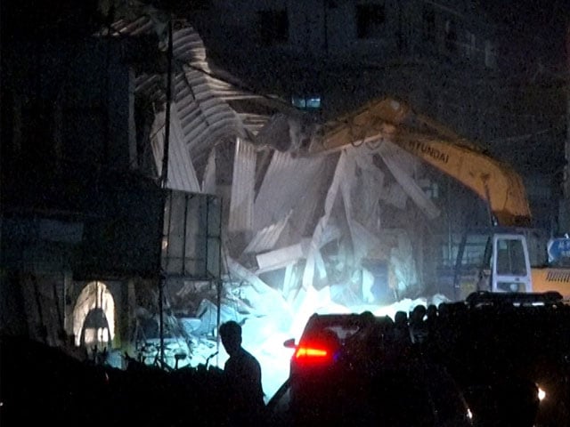 More than a dozen marriage halls demolished in Gulberg area of ​​Karachi