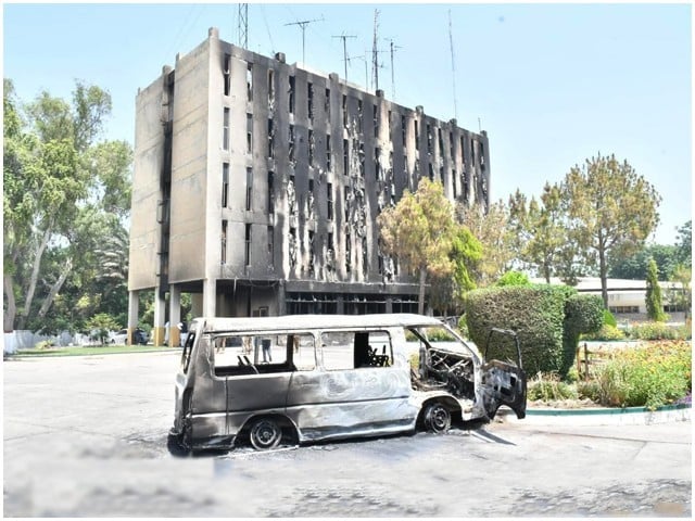 Corps Commander Peshawar visits Radio Pakistan, assesses damage The restoration of Radio Pakistan should be speeded up, the direction of the Corps Commander (Photo: Express TV)