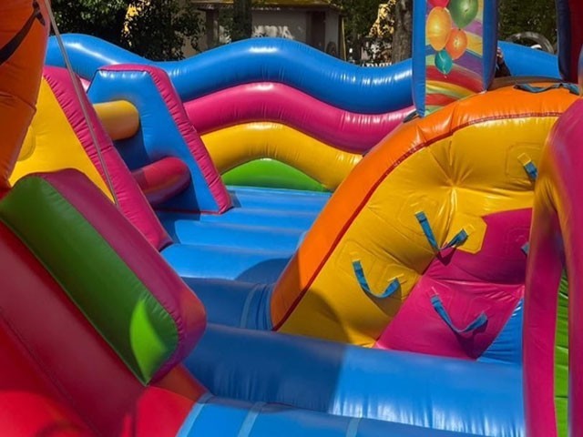 A 4-year-old girl died in a trap in the park, the staff was busy on mobile The girl was playing in the bouncing castle at the time of the accident: Photo: File