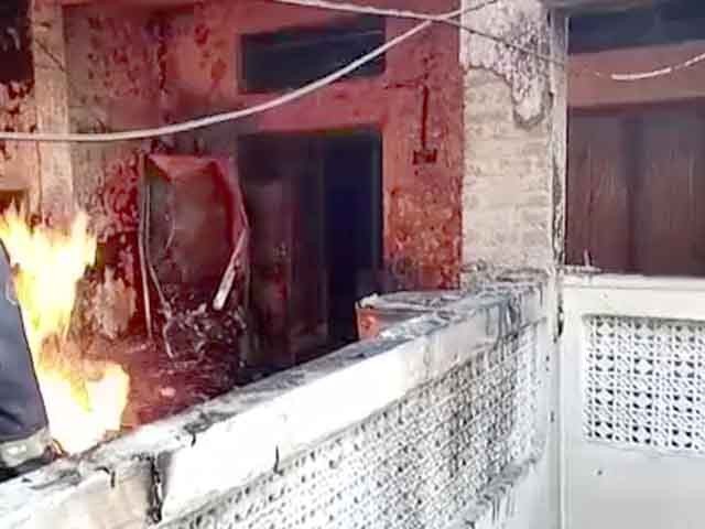 Rawalpindi; Fire due to gas leakage, sibling killed, mother's condition critical Rescue teams douse the house fire (Photo: Video Grab)