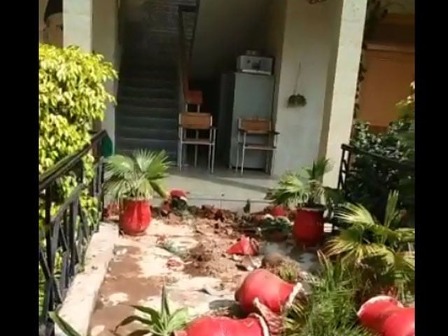 Peshawar; Students vandalized the college, broke the glass of the principal's office Angry students vandalized the college: Photo: Screen grab