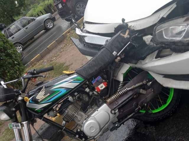 Brother killed, sister injured after car hit motorcycle in Lahore Photo: Express News