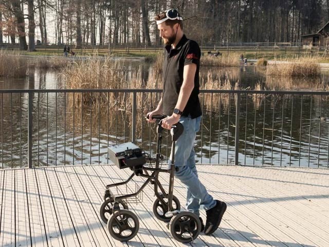 Paralyzed patient for 12 years, able to walk after brain transplant A person who was unable to walk for 12 years is now able to walk after two electrical implants. Photo: BBC