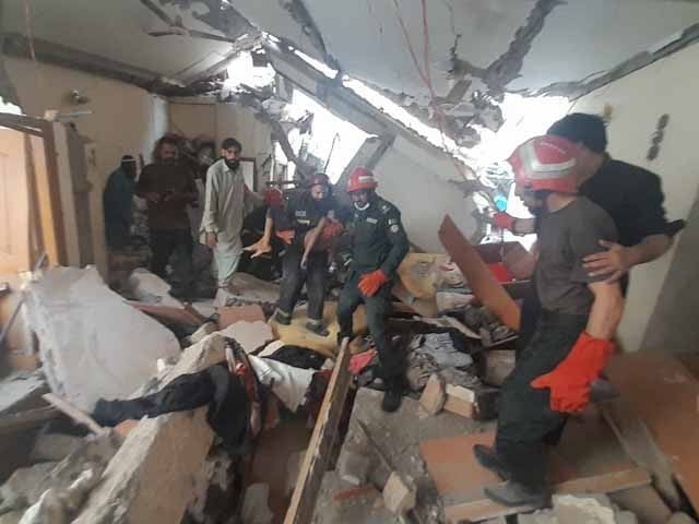 Rawalpindi; 8 people were injured when a part of the house collapsed due to gas cylinder explosion Photo: Express News