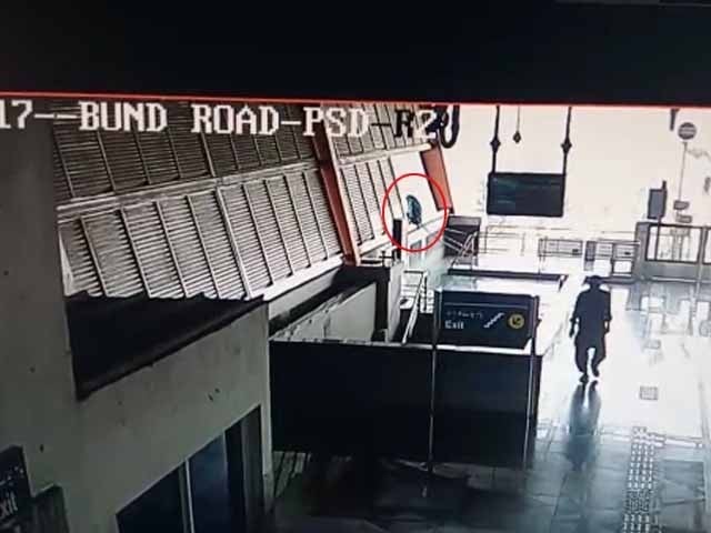 A video of a woman committing suicide has emerged from Lahore Orange train station Photo: Screen grab