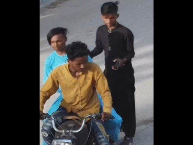 Karachi, young robbers robbed employees sitting outside the office, video went viral In the CCTV footage, the faces of the accused can be clearly seen while escaping (Photo: Screen Grab).