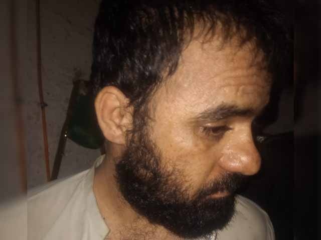 Karachi; The husband who killed his wife by hitting her on the head with a brick was arrested Photo: Express News