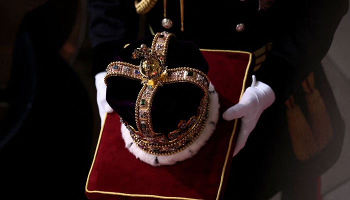 The 360-year-old crown is more than 30 centimeters long and weighs more than two kilograms — Photo: AFP