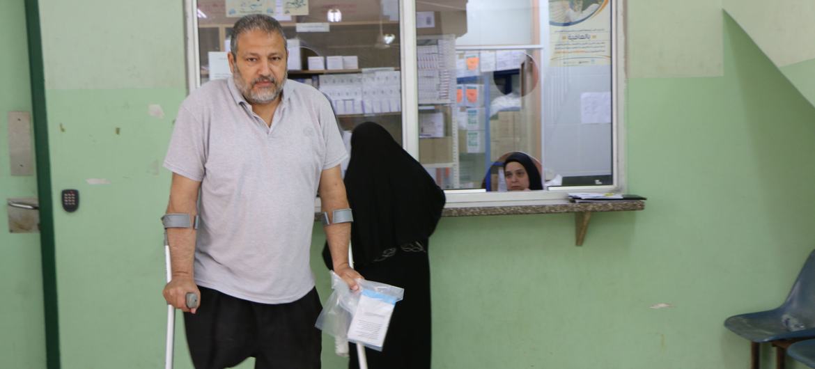 A Palestine refugee from Lebanon receives medical care at an UNRWA-supported health centre. A Palestine refugee from Lebanon receives medical care at an UNRWA-supported health centre.