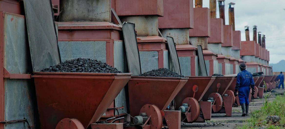 Workers at a tobacco factory in Malawi fill processing machinery with coal. (file) Workers at a tobacco factory in Malawi fill processing machinery with coal. (file)