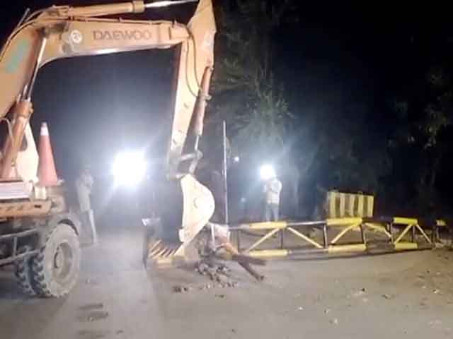 Barricades removed from Zaman Park, heavy police force deployed