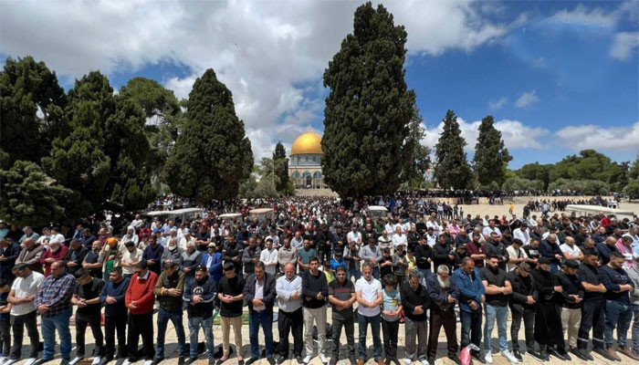 Despite Israeli restrictions, 40,000 people performed Friday prayers in Al-Aqsa Mosque