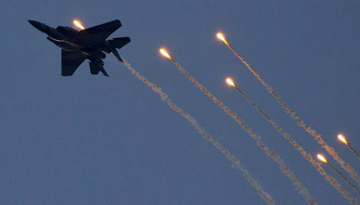 Gaza, Israeli warplanes attack Hamas training center