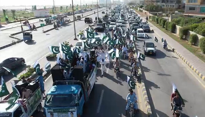 Grand car rally in Karachi to express solidarity with Pakistan Army