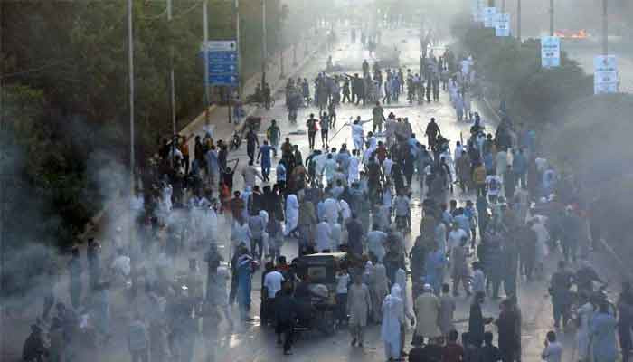 Karachi, accused of arson, 25 people were brought to court