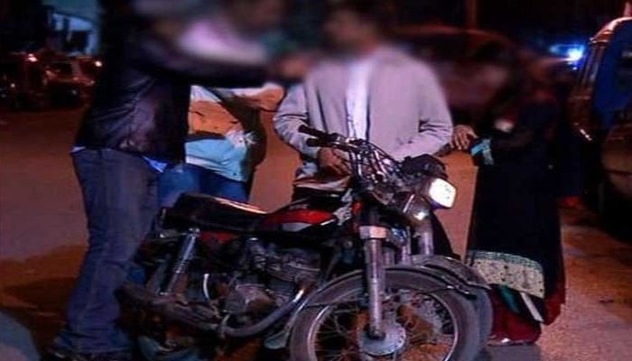 Karachi, robbers snatched away the motorcycle from the producer of Geo News and escaped