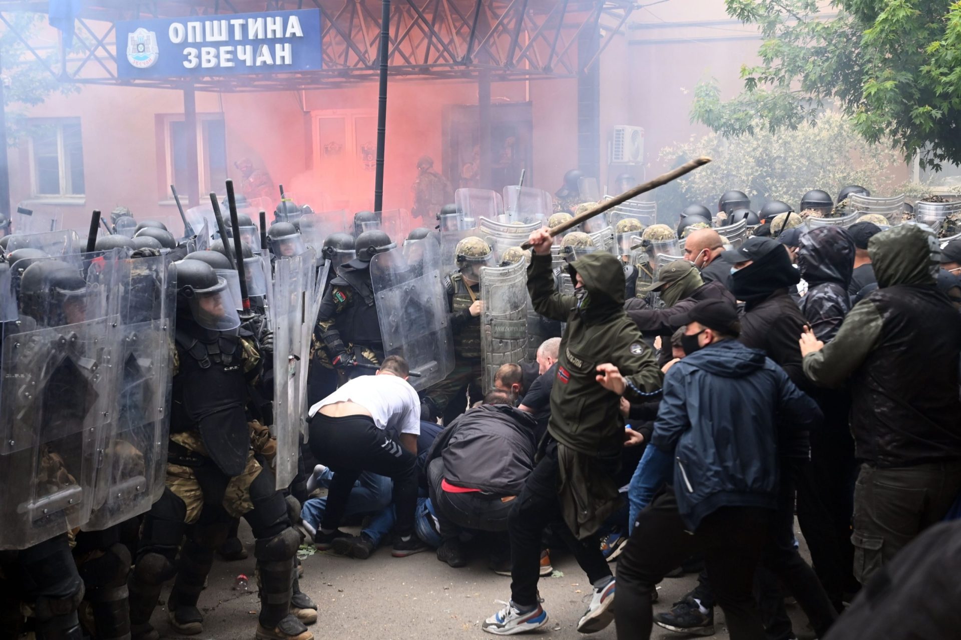 Kosovo: 30 NATO peacekeepers injured during clashes with protesters