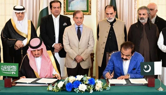 Pakistan and Saudi Arabia sign MoU on 'Road to Makkah' project