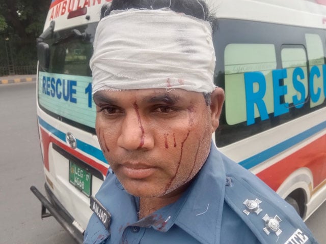 Rickshaw driver violence on traffic warden for prohibiting wrong parking