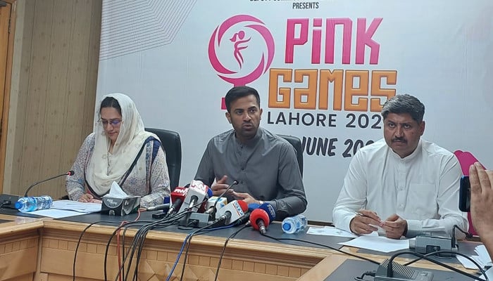 Wahab Riaz doing pink games for women