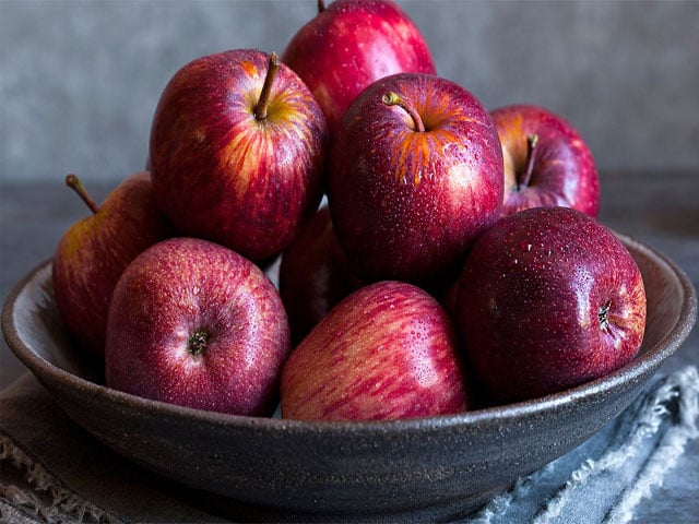 What are the benefits of eating apples in old age?