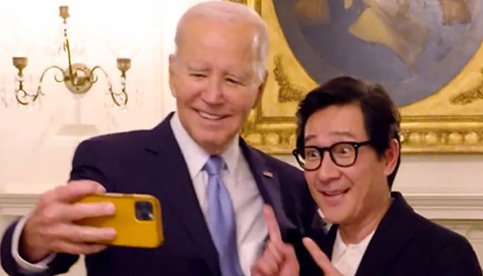 Who did the American president take a selfie with?