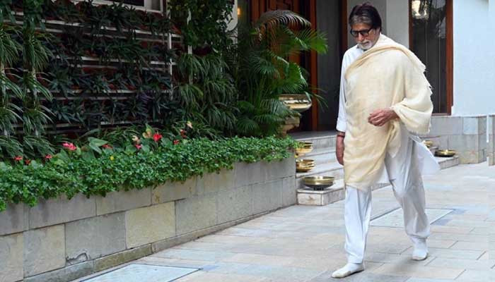 Amitabh Bachchan explained the reason for meeting fans barefoot