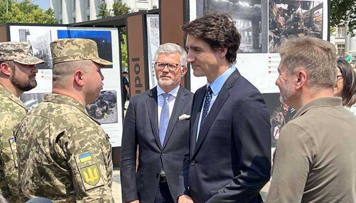 Justin Trudeau meets with Ukrainian military officers.