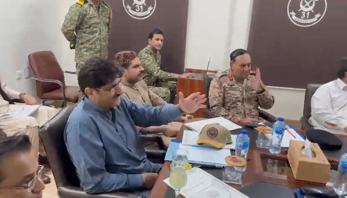 I will not beg people to leave the areas, I will demand them, Chief Minister Sindh Sindh Chief Minister Syed Murad Ali Shah was briefed by Commissioner Hyderabad regarding the cyclone/screen grab