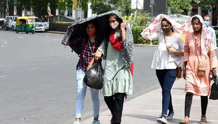 Extreme heat in Uttar Pradesh, 34 people died In the intense heat, the students are covered with sheets to avoid the heat of the sun.