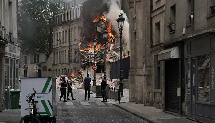 Strong explosion in Paris, 4 people seriously injured After the explosion, flames are rising from the destroyed building, police personnel are present.