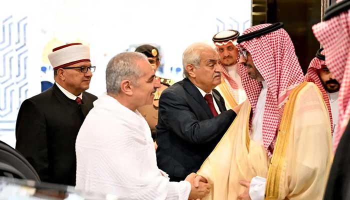 Palestinian Prime Minister Muhammad Ashtiyah has reached Saudi Arabia to perform Hajj The Palestinian Prime Minister shakes hands with the Governor of Jeddah, Prince Saud bin Abdullah bin Jalavi. Photo courtesy of SPA