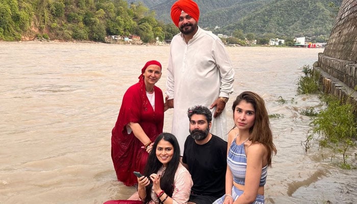 'A new beginning' Navjot Singh Sidhu shared pictures with his daughter-in-law Photo courtesy of Twitter
