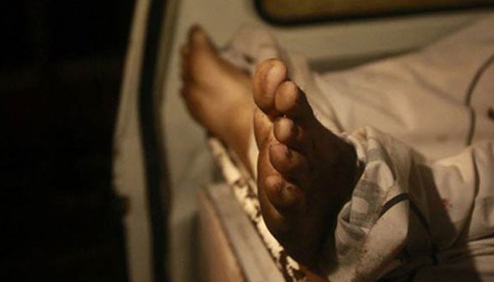 Violence of citizens on alleged bandits, one killed, another injured Karachi: Citizens torture alleged robbers, one killed, another injured