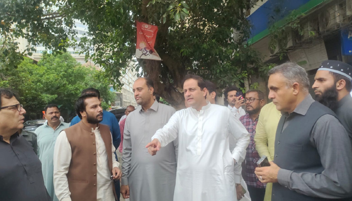 Mayor Karachi Murtaza Wahab's visit to the furniture collection campus Photo courtesy of Twitter
